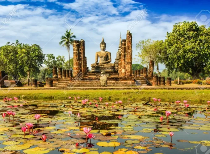 statua del buddha nel parco storico di sukhothai in tailandia