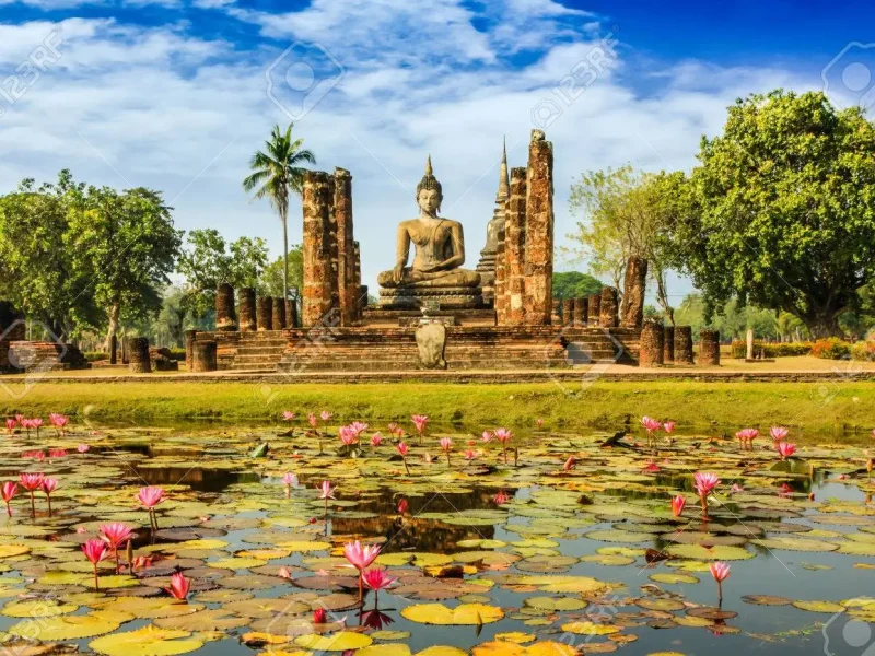 statua del buddha nel parco storico di sukhothai in tailandia