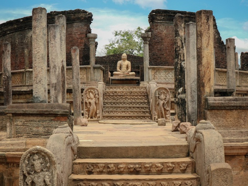 Vatadage di Polonnaruwa con colonne in pietra e statua del Buddha, antica città reale patrimonio UNESCO dello Sri Lanka